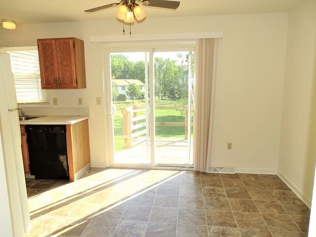 Building Photo - 128 Village Ct