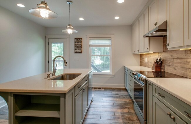 Building Photo - 947 Cahal Ave