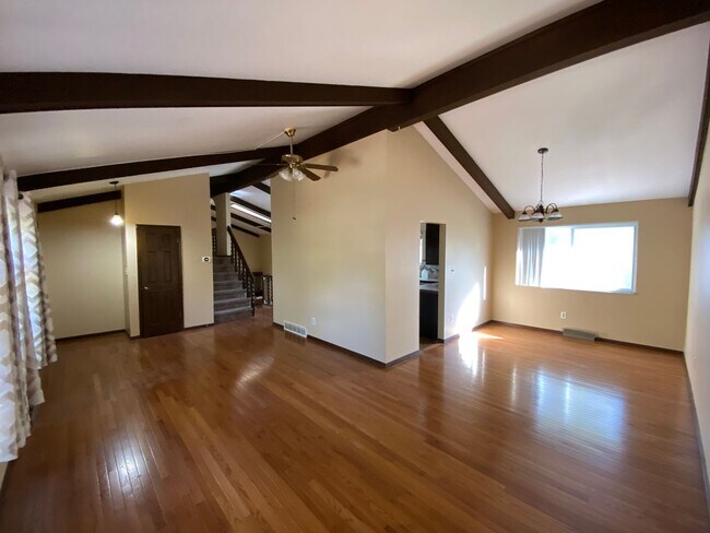 Foto del edificio - Spacious 4-Bed Rental in Aurora Featuring High Ceilings and Large Yard