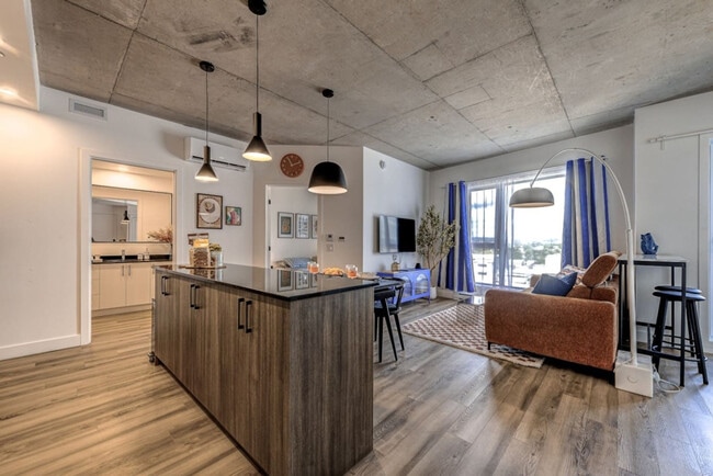 Building Photo - 777 Boulevard Charest E
