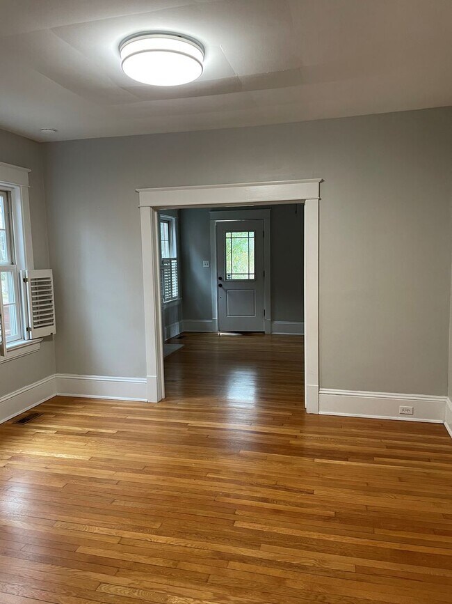 Foto del edificio - Charming Downtown Home with 3BR and hardwo...