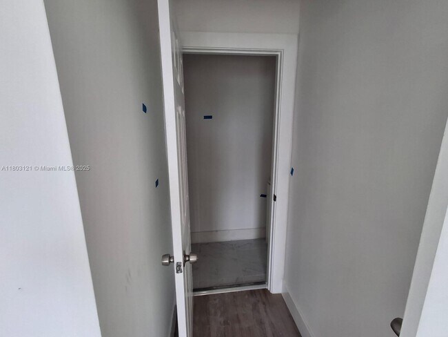 Foto del edificio - 539 SW 7th Ct