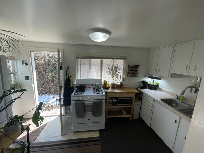Building Photo - 818 N Corona St