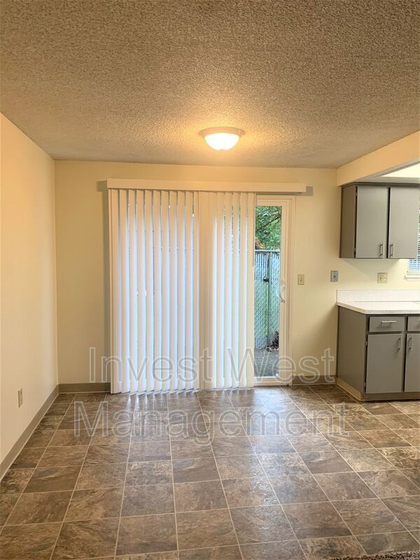 Foto del edificio - 121 NE Hearthwood Blvd