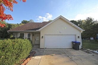 Building Photo - 876 Meadowlands Dr