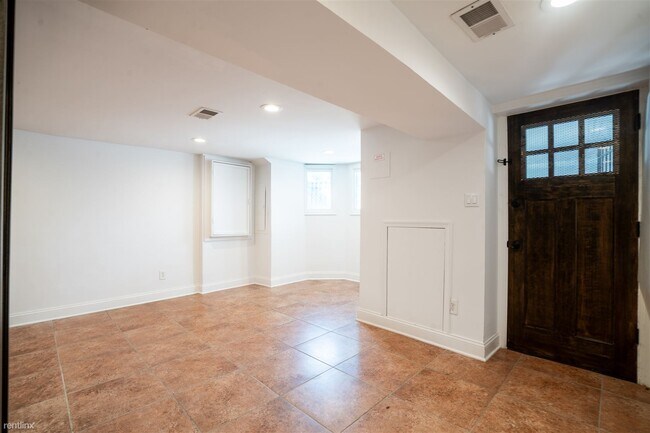 Foto del edificio - Studio, 1 bath Townhome - 619 Florida Aven...