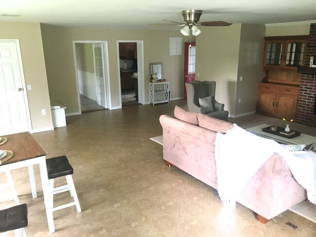 SALA DE ESTAR - 21 Arneytown-Hornerstown Rd