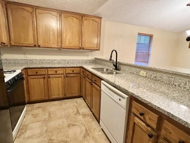 Foto del edificio - Updated 3-bed 2-bath 2-car in SW Moore