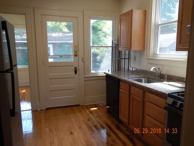Foto del edificio - Beautiful Corner Lot Home On Quiet Residen...