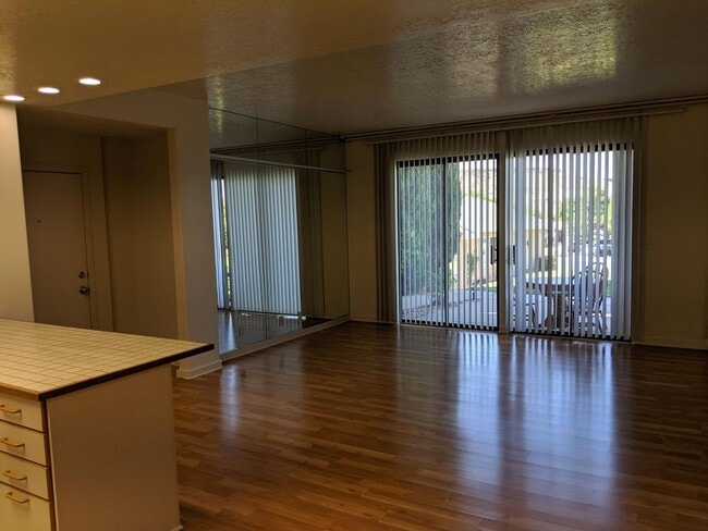 Building Photo - La Mirage 1 bedroom Condo
