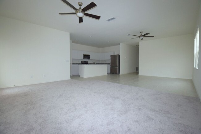 Foto del edificio - Practically new 4 bed 3 bath home in Mission Royale!