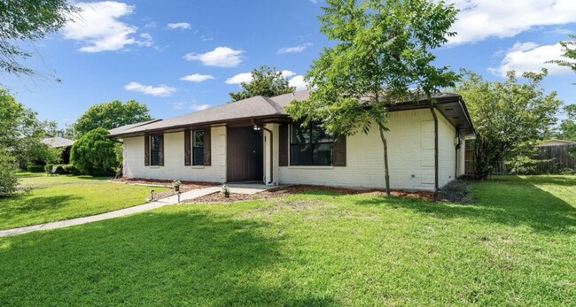 Building Photo - 8809 Deerwood Dr