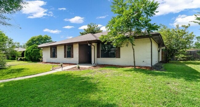 Foto del edificio - 8809 Deerwood Dr