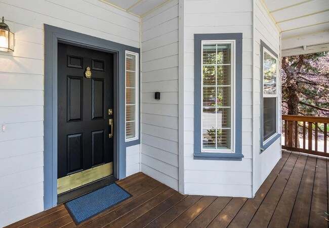 Foto del edificio - Beautiful, updated 3 BR on westside close to tons of recreation!