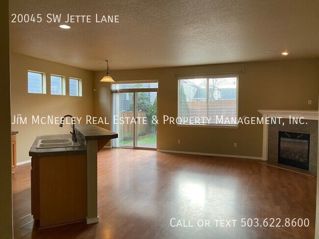 Building Photo - Spacious Two Story House!