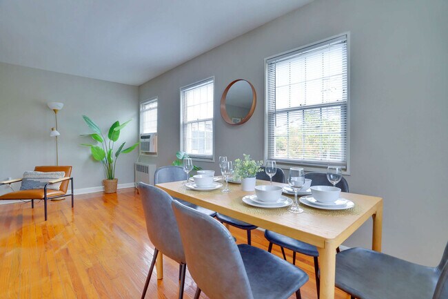 Building Photo - 1420 W Abingdon Dr