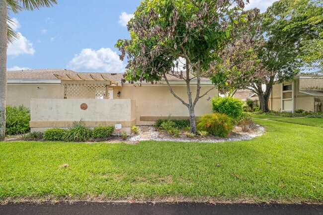 Building Photo - Renovated 2/2 in Oakwood Villas!