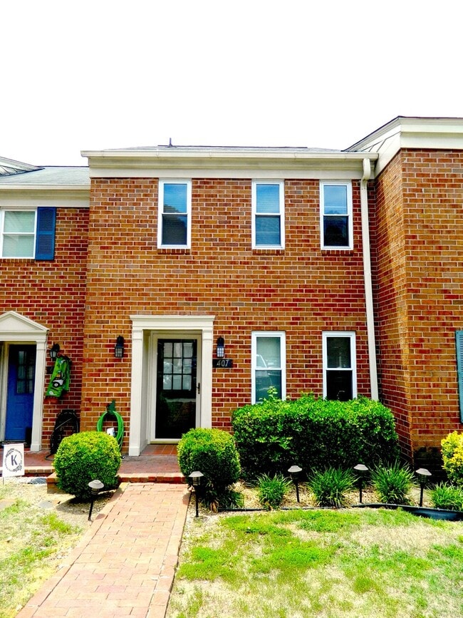 Building Photo - 407 Folkstone Cir
