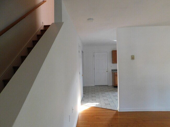 Foto del edificio - End unit townhouse on the east side of Winchester