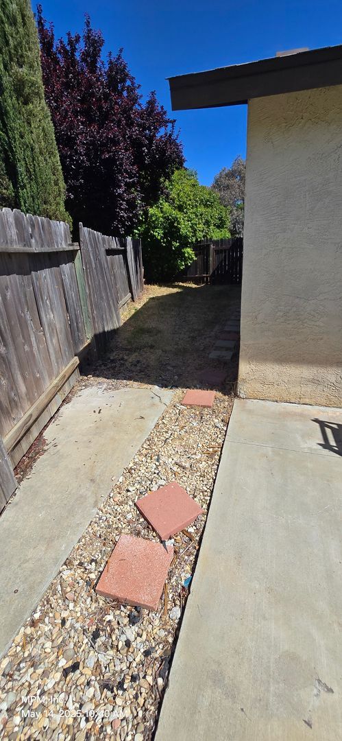 Foto del edificio - 4 Bedroom 2 bath home with 2 car garage, y...