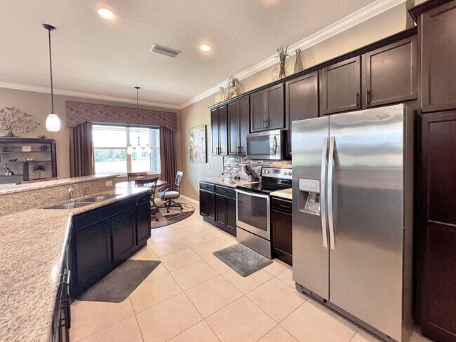 Foto del edificio - 5225 Pebble Beach Blvd