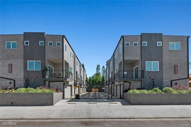 Foto del edificio - 4 br, 4 bath Townhome - 13538 Vanowen St A...