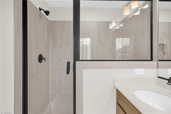 Foto del edificio - 1714 Creekline Dr