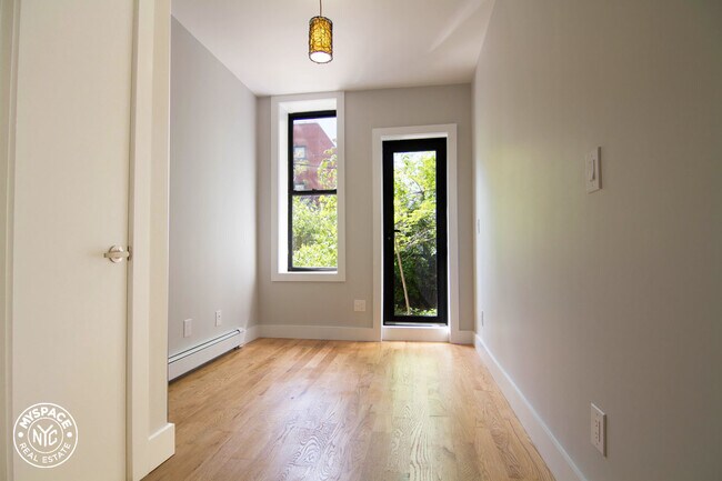 Foto del edificio - 1042 Putnam Ave