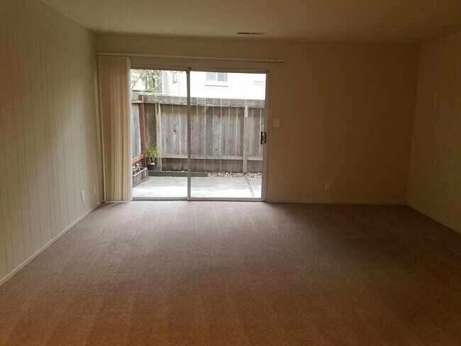 Living Room - 15 Baldwin Ct