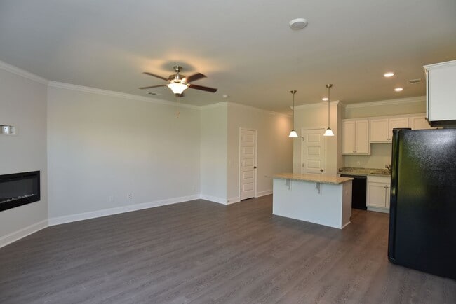 Building Photo - Beautiful Townhome Conveniently Located in The Heart Of Richmond Hill