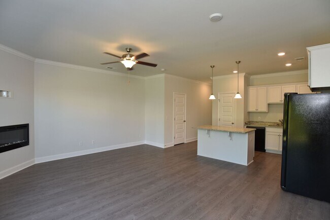 Foto del edificio - Beautiful Townhome. ***No Pets***