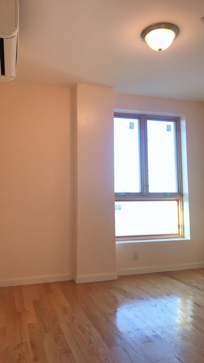 Foto del edificio - 7608 Bay Pkwy