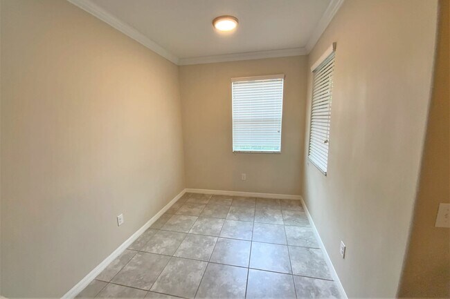 Building Photo - 10667 Lake Montauk Dr