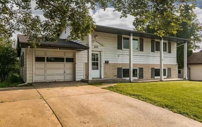 Building Photo - 820 Woodside Dr