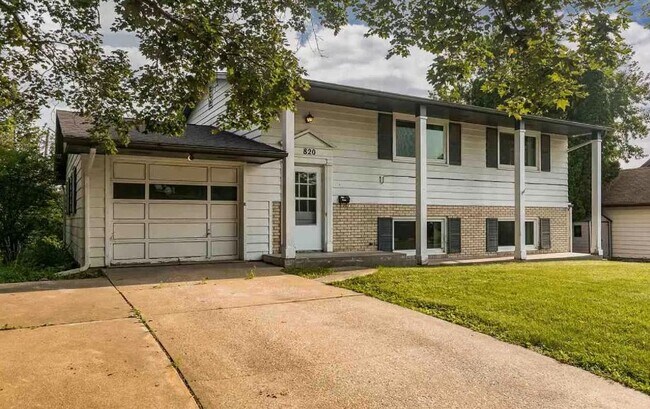 Foto del edificio - 820 Woodside Dr