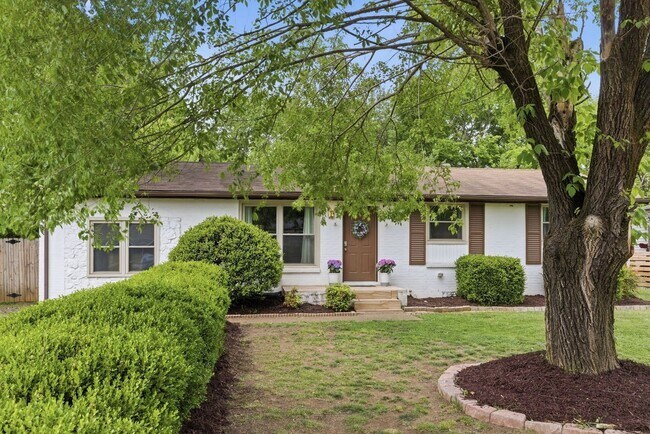 Foto del edificio - 3 Bedroom/ 2 Bath Home, Fenced Yard, Covered Porch, Large Workshop/Storage Building, Small storag...
