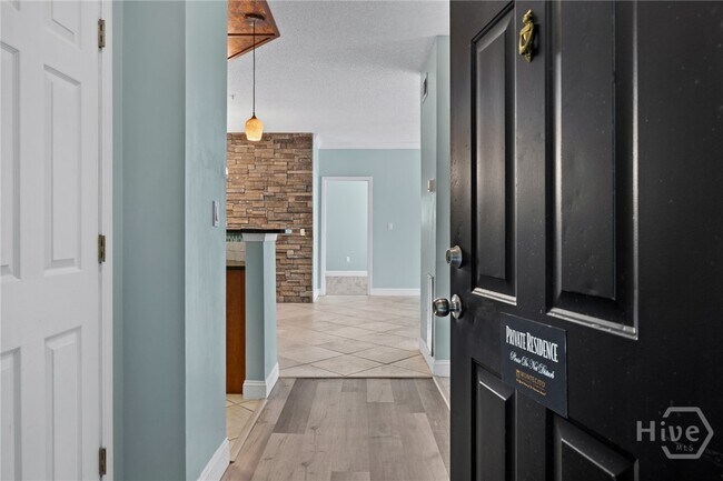 Building Photo - 2208 Walden Park Dr