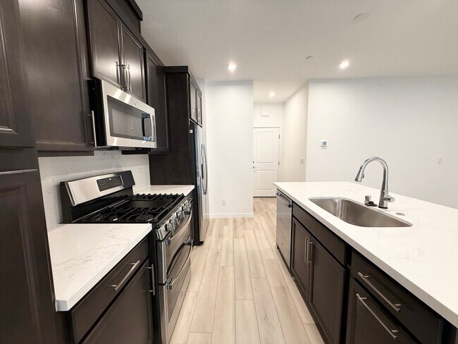 Building Photo - 3/BD 2.5/BA Brand New Modern Townhome in S...