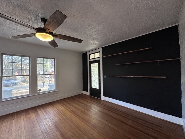 Building Photo - 1805 Pecan St