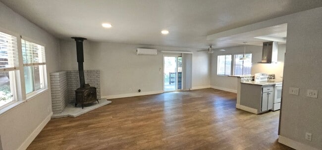 Building Photo - 2977 Oak St