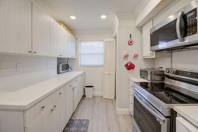 Foto del edificio - 1537 E Hillsboro Blvd