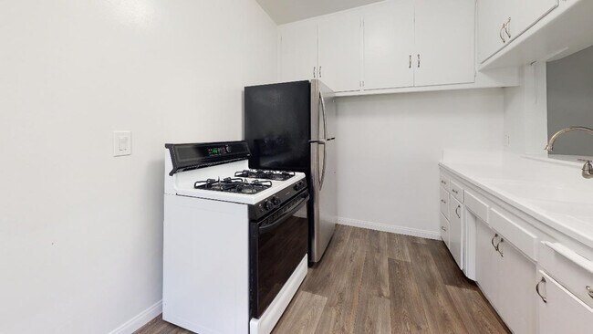 Kitchen - 3244 Overland Ave