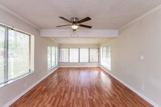 Foto del edificio - 3880 Jackson Blvd
