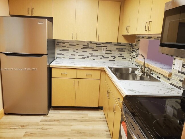 Foto del edificio - 8615 NW 8th St