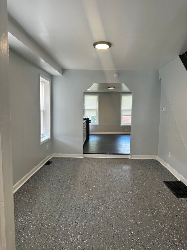 Foto del edificio - Spacious, Corner Home, Central Air, W/D Hook-Up! Available Now!