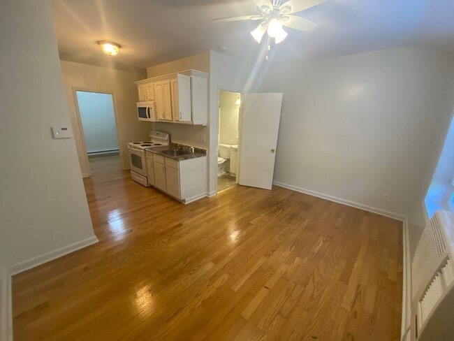 Building Photo - 1st Floor Renovated Apartment - Walk to Du...
