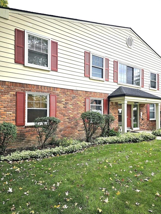 Building Photo - 739 W Maple Rd