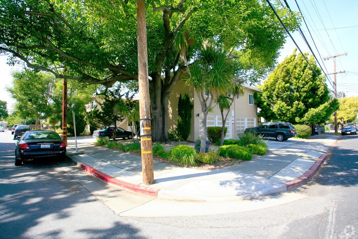 Building Photo - Clinton Apartments