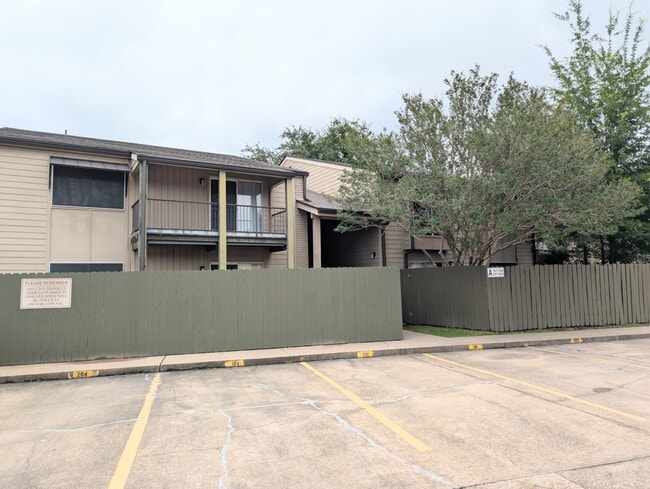Building Photo - 220 Doucet Rd