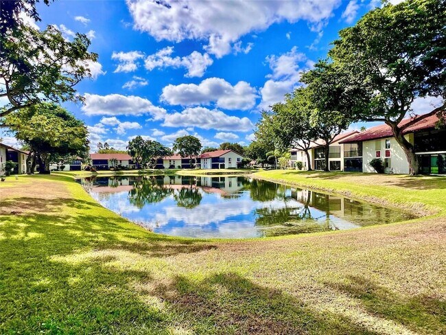 Foto del edificio - 10771 Palm Lake Ave